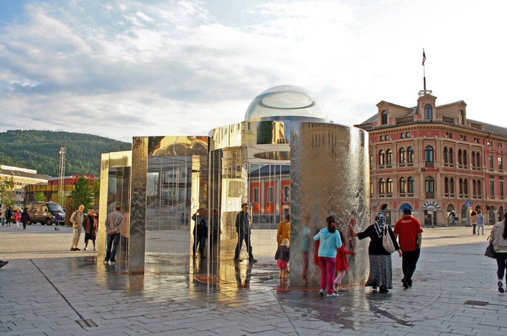 Vannpaviljong view 1 Members of the public interacting with Vannpaviljong