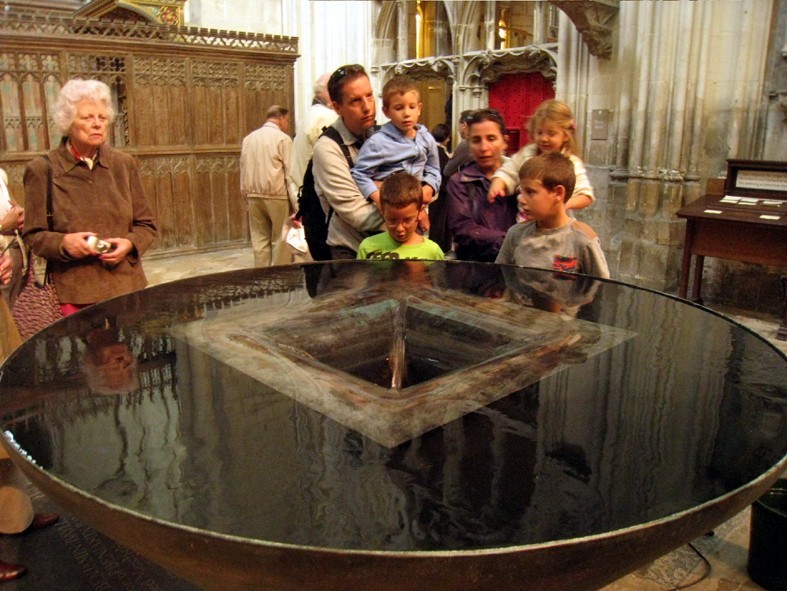 Vesqua water sculpture in Gloucester Cathedral