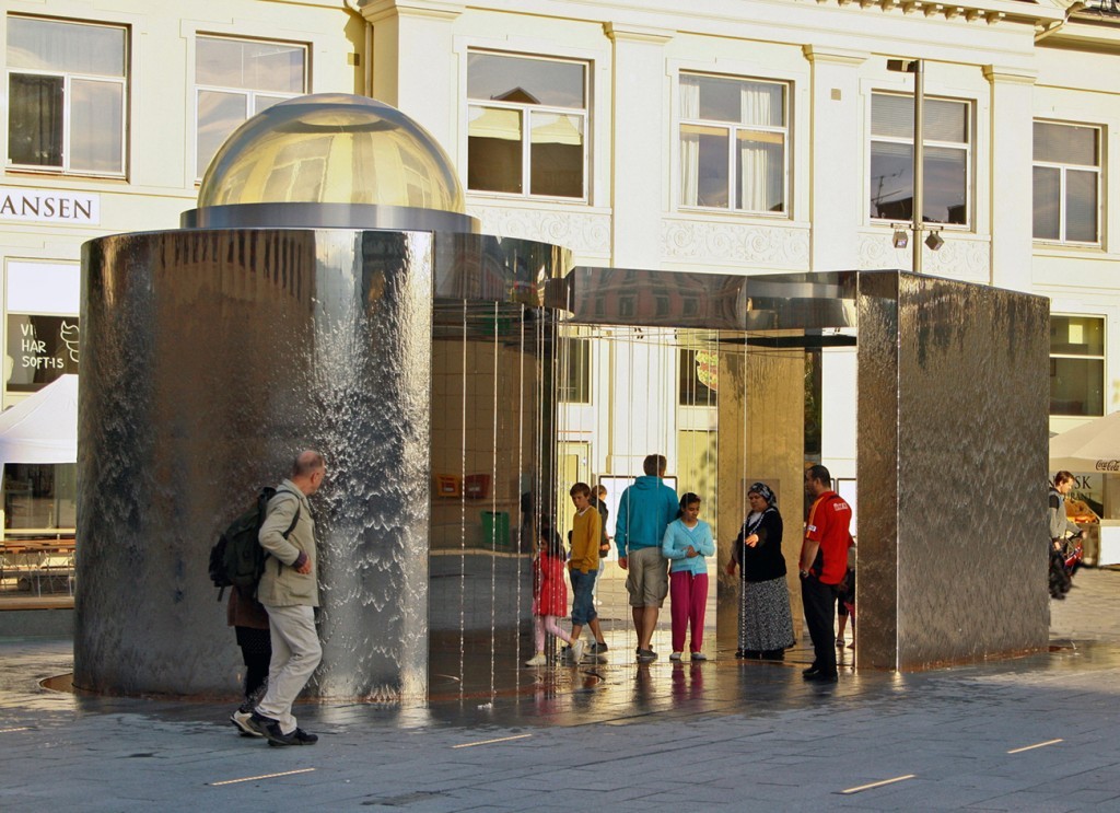 Members of the public interacting with Vannpaviljong